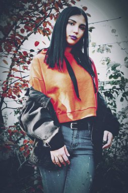 Güzel hippi kız, siyah saçlı, rahatlatıcı ve doğada poz veren. Rahatlama, tarz, trend, moda konsepti. Açık hava fotoğrafçılığı.