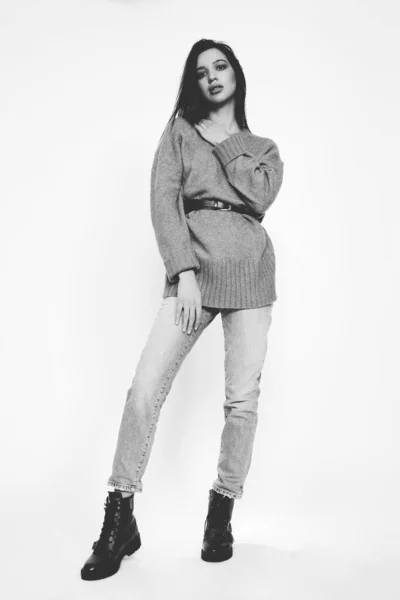 Schöne Stilvolle Brünette Weibliche Modell Posiert Studio Auf Isoliertem Hintergrund — Stockfoto