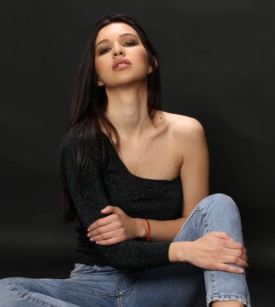 Piękna Stylowa Brunetka Modelka Pozująca Studio Odosobnionym Tle Styl Styl — Zdjęcie stockowe