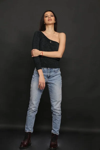 Schöne Stilvolle Brünette Weibliche Modell Posiert Studio Auf Isoliertem Hintergrund — Stockfoto