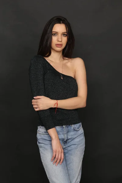 Güzel, şık esmer kadın model. Stüdyoda poz veriyor. Tarz, yaşam tarzı, moda konsepti.