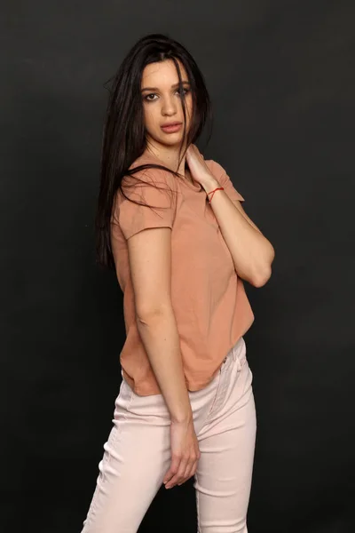 Bella Elegante Bruna Modello Femminile Posa Studio Sfondo Isolato Stile — Foto Stock