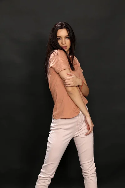 Mooi Stijlvol Brunette Vrouwelijk Model Poserend Studio Geïsoleerde Achtergrond Stijl — Stockfoto