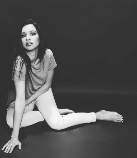 Güzel Şık Esmer Kadın Model Stüdyoda Poz Veriyor Tarz Yaşam — Stok fotoğraf