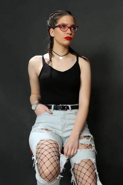 Menina Caucasiana Jovem Atraente Posando Estúdio Fundo Isolado Estilo Tendências — Fotografia de Stock