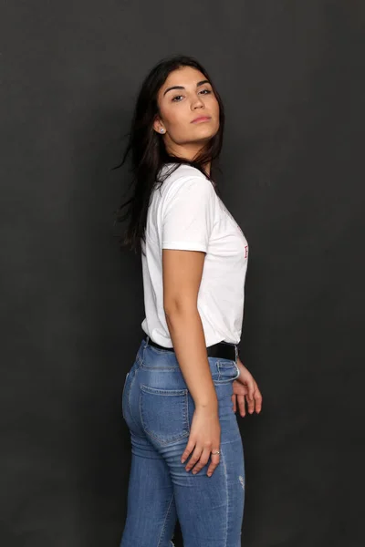 Hermosa Chica Morena Hipster Caucásica Posando Estudio Sobre Fondo Aislado — Foto de Stock