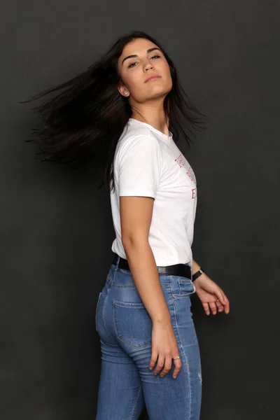 Hermosa Chica Morena Hipster Caucásica Posando Estudio Sobre Fondo Aislado — Foto de Stock