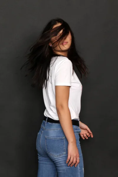 Hermosa Chica Morena Hipster Caucásica Posando Estudio Sobre Fondo Aislado —  Fotos de Stock