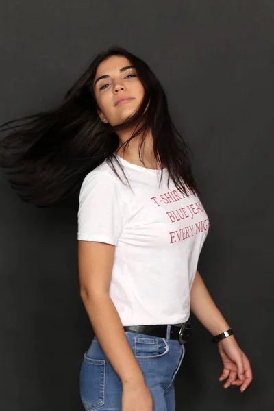 Linda Menina Morena Hipster Caucasiano Posando Estúdio Fundo Isolado Tendências — Fotografia de Stock