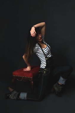 Stüdyoda izole edilmiş arka planda siyah saçlı çekici beyaz kız. Güzellik, yaşam tarzı, moda konsepti.