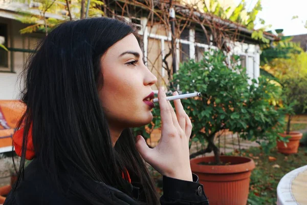 Menina Hipster Bonita Com Cabelo Preto Relaxante Posando Natureza Relaxamento — Fotografia de Stock