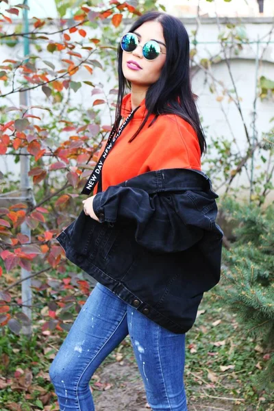 Menina Hipster Bonita Com Cabelo Preto Relaxante Posando Natureza Relaxamento — Fotografia de Stock