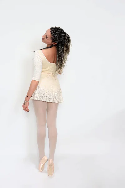 Gyönyörű Szexi Szőke Balerina Lány Afro Zsinórral Pózol Stúdióban Elszigetelt — Stock Fotó