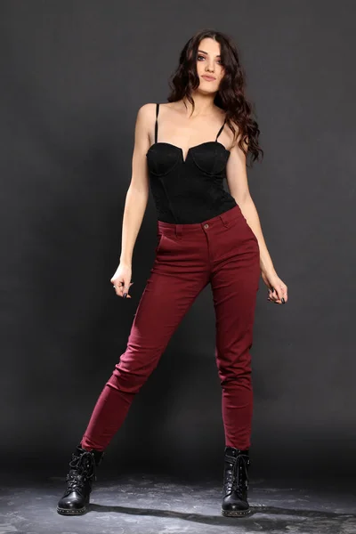 Güzel esmer beyaz kız, uzun saçlı, izole edilmiş arka planda stüdyoda poz veriyor. Tarz, moda trendleri konsepti.