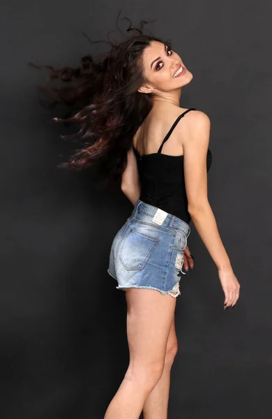 Mooi Brunette Kaukasisch Meisje Met Lang Haar Poseren Studio Geïsoleerde — Stockfoto