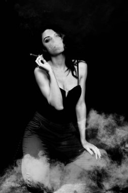 Güzel esmer beyaz kız, uzun saçlı, izole edilmiş arka planda stüdyoda poz veriyor. Tarz, moda trendleri konsepti.