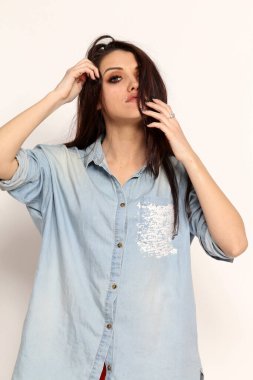 Güzel esmer beyaz kız, uzun saçlı, izole edilmiş arka planda stüdyoda poz veriyor. Tarz, moda trendleri konsepti.