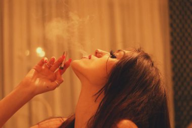 Kapalı mekanda poz veren uzun saçlı güzel esmer beyaz kız. Tarz, moda trendleri konsepti.