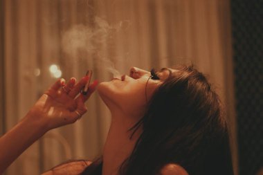 Kapalı mekanda poz veren uzun saçlı güzel esmer beyaz kız. Tarz, moda trendleri konsepti.