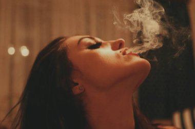 Kapalı mekanda poz veren uzun saçlı güzel esmer beyaz kız. Tarz, moda trendleri konsepti.