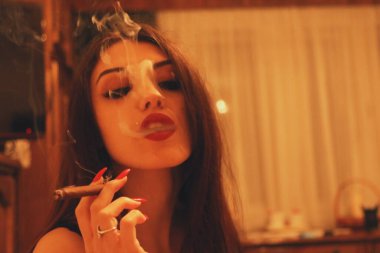 Kapalı mekanda poz veren uzun saçlı güzel esmer beyaz kız. Tarz, moda trendleri konsepti.