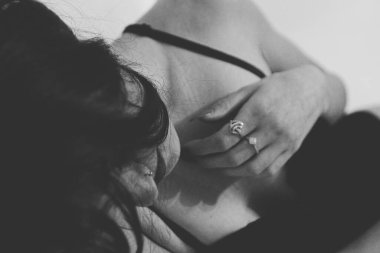 Kapalı mekanda poz veren uzun saçlı güzel esmer beyaz kız. Tarz, moda trendleri konsepti.