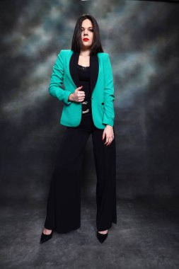 Siyah saçlı çekici kız stüdyoda poz veriyor. Tarz, trendler, moda konsepti.