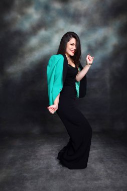 Siyah saçlı çekici kız stüdyoda poz veriyor. Tarz, trendler, moda konsepti.