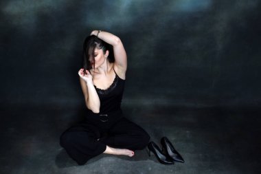 Siyah saçlı çekici kız stüdyoda poz veriyor. Tarz, trendler, moda konsepti.