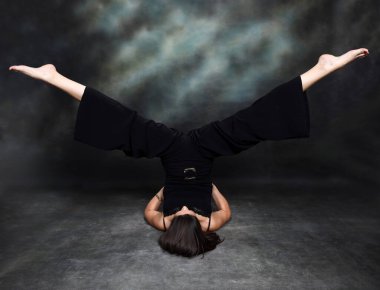 Siyah saçlı çekici kız stüdyoda poz veriyor. Tarz, trendler, moda konsepti.