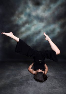 Siyah saçlı çekici kız stüdyoda poz veriyor. Tarz, trendler, moda konsepti.