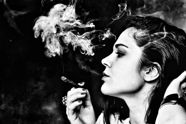 Gyönyörű Európai Parancsolgató Barna Lány Cigarettázik Mint Egy Főnök Stúdióban — Stock Fotó