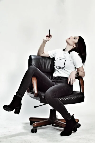 Schöne Europäische Bossy Brünettes Mädchen Raucht Einen Zigarillo Wie Ein — Stockfoto