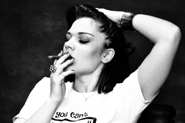 Όμορφη Ευρωπαϊκή Αυταρχική Μελαχρινή Κοπέλα Καπνίζει Cigarillo Σαν Αφεντικό Στούντιο — Φωτογραφία Αρχείου