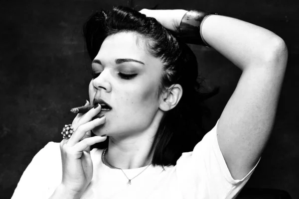 Hermosa Chica Morena Mandona Europea Fumando Cigarrillo Como Jefe Estudio — Foto de Stock