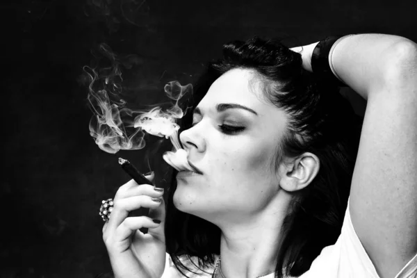 Bella Europea Prepotente Ragazza Bruna Fumare Sigaretto Come Capo Studio — Foto Stock