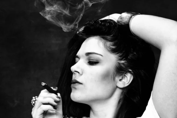 Красивая Европейская Властная Брюнетка Курящая Сигарилло Босс Студии Изолированном Фоне — стоковое фото