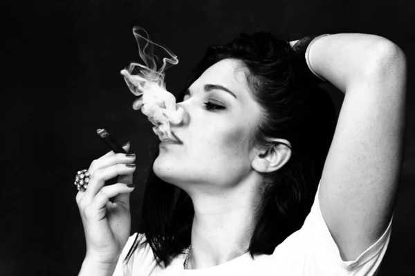 Όμορφη Ευρωπαϊκή Αυταρχική Μελαχρινή Κοπέλα Καπνίζει Cigarillo Σαν Αφεντικό Στούντιο — Φωτογραφία Αρχείου
