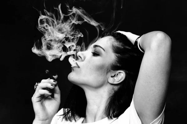 Прекрасна Ковбаса Європеєць Курить Сигарилло Бос Студії Ізольованому Фоні Моделювання — стокове фото