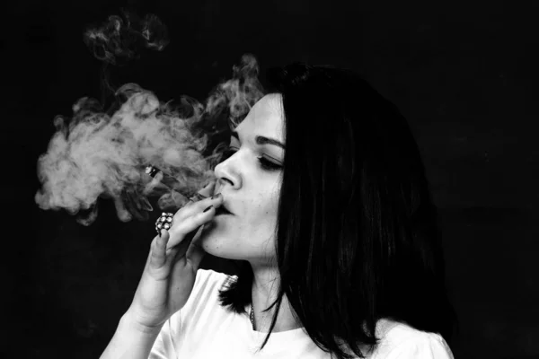 Krásná Evropská Panovačná Brunetka Která Kouří Doutník Jako Šéf Studiu — Stock fotografie