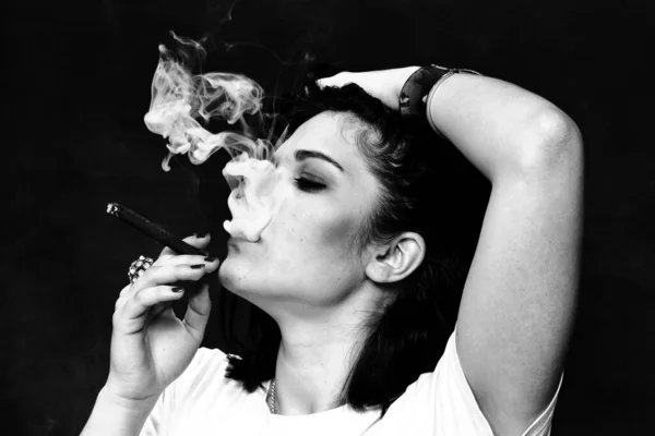 Menina Morena Mandona Europeia Bonita Fumar Cigarro Como Chefe Estúdio — Fotografia de Stock