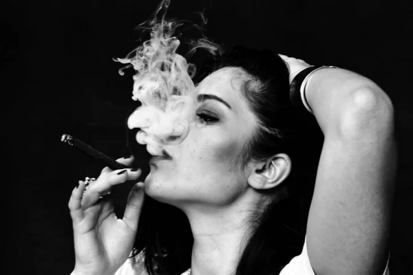 Menina Morena Mandona Europeia Bonita Fumar Cigarro Como Chefe Estúdio — Fotografia de Stock
