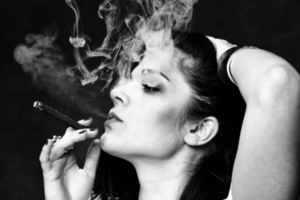 Belle Fille Brune Autoritaire Européenne Fumant Cigarillo Comme Patron Studio — Photo