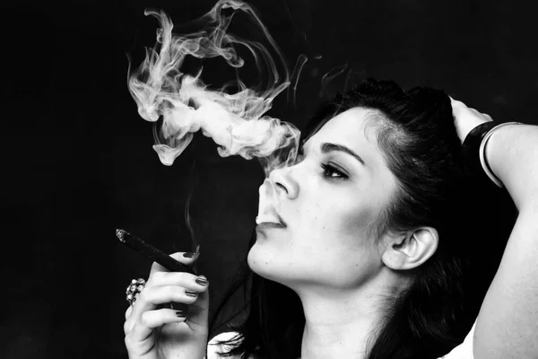 Belle Fille Brune Autoritaire Européenne Fumant Cigarillo Comme Patron Studio — Photo