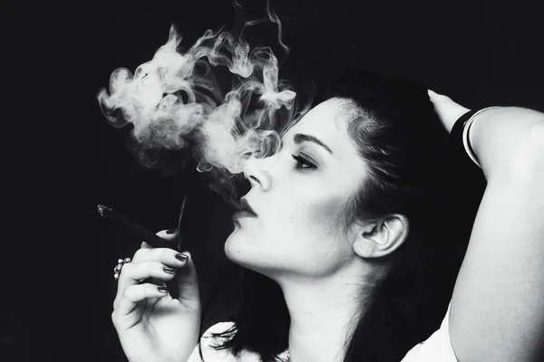 Красивая Европейская Властная Брюнетка Курящая Сигарилло Босс Студии Изолированном Фоне — стоковое фото