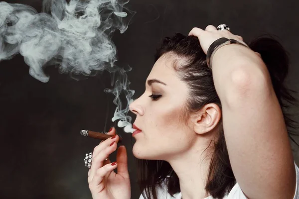 Schöne Europäische Bossy Brünettes Mädchen Raucht Einen Zigarillo Wie Ein — Stockfoto