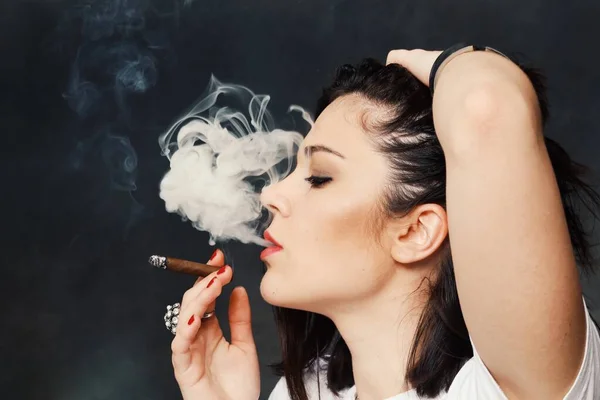 Menina Morena Mandona Europeia Bonita Fumar Cigarro Como Chefe Estúdio — Fotografia de Stock