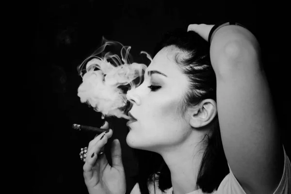 Gyönyörű Európai Parancsolgató Barna Lány Cigarettázik Mint Egy Főnök Stúdióban — Stock Fotó