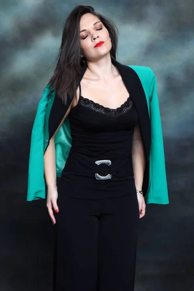 Aantrekkelijk Meisje Met Zwart Haar Poseert Studio Stijl Trends Modeconcept — Stockfoto