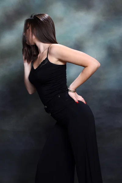 Aantrekkelijk Meisje Met Zwart Haar Poseert Studio Stijl Trends Modeconcept — Stockfoto